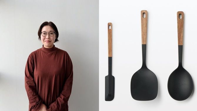 「目指す硬さと最適なしなり具合を再現するため何パターンも試作品を作りました」と語る良品計画生活雑貨部の野瀬知美さん(左)と木柄のシリコーンスプーンシリーズ(右)
