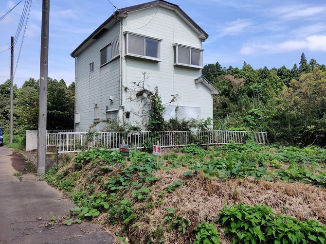 火災に見舞われて放置された廃屋に隣接する売地。隣地の状況が改善しない限り、売却の条件は極端に悪くなる。（千葉県八街市朝日）
