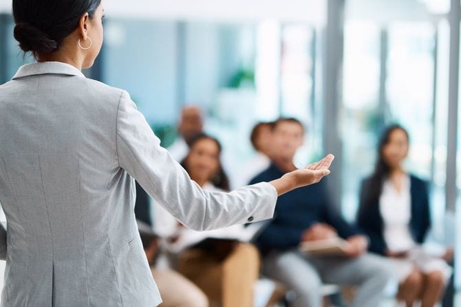 オフィスの役員室でプレゼンテーションを行う