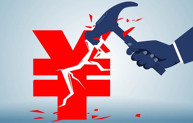 ハンマーを持つ男性の手によって破壊されている円マーク