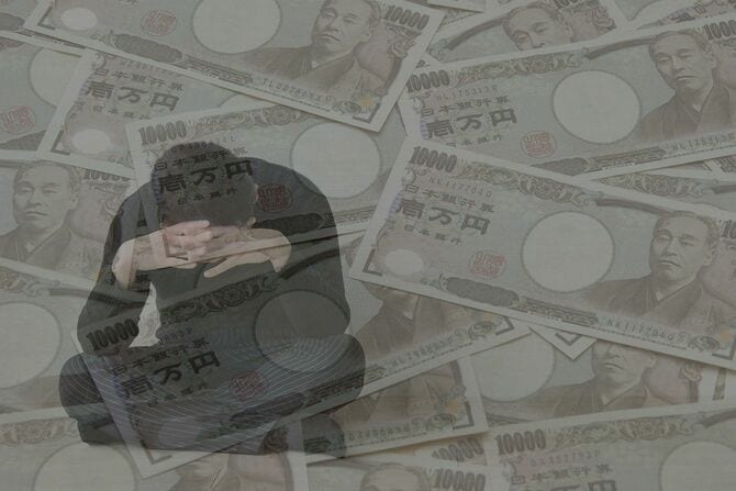 お金のトラブルについて考える人