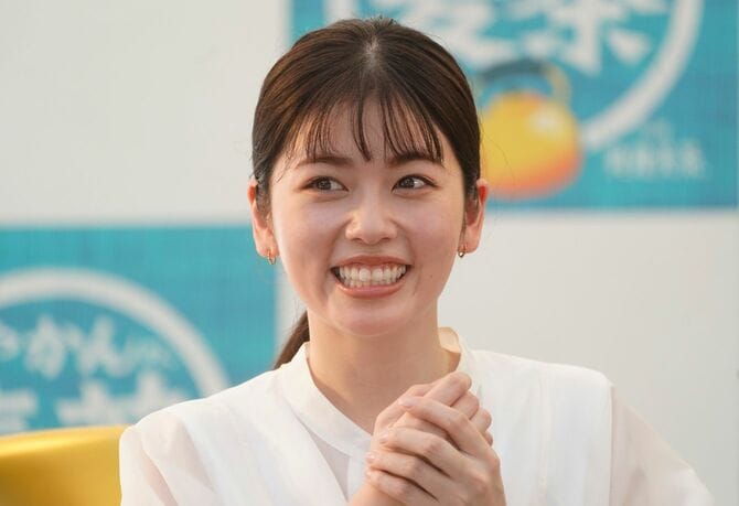 コカ・コーラ「やかんの麦茶」の巨大やかんカー全国キャラバン出発式に登壇した小芝風花さん(=2024年7月18日、東京都台東区)