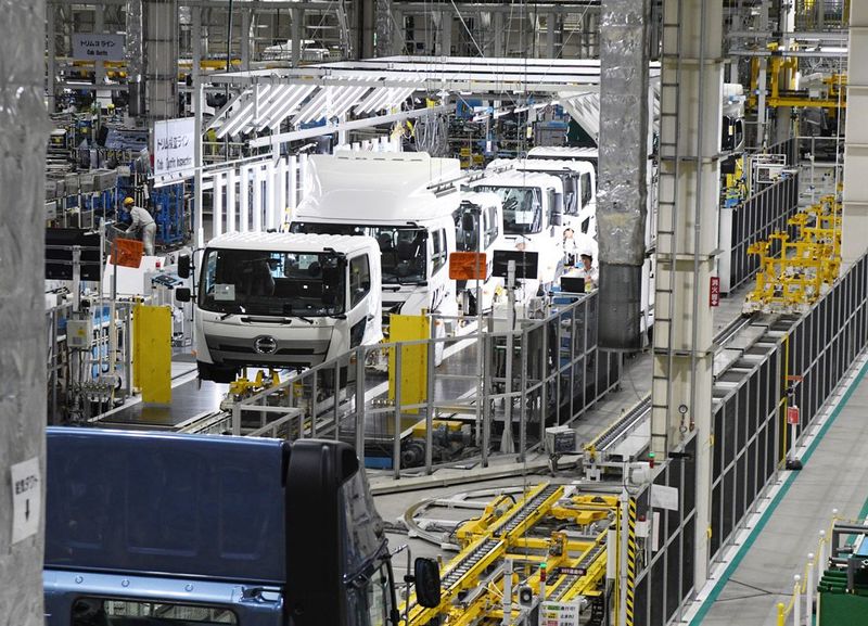 "事実上の注文生産"トラック造りの舞台裏 作業員の動きは"F1のピット作業"