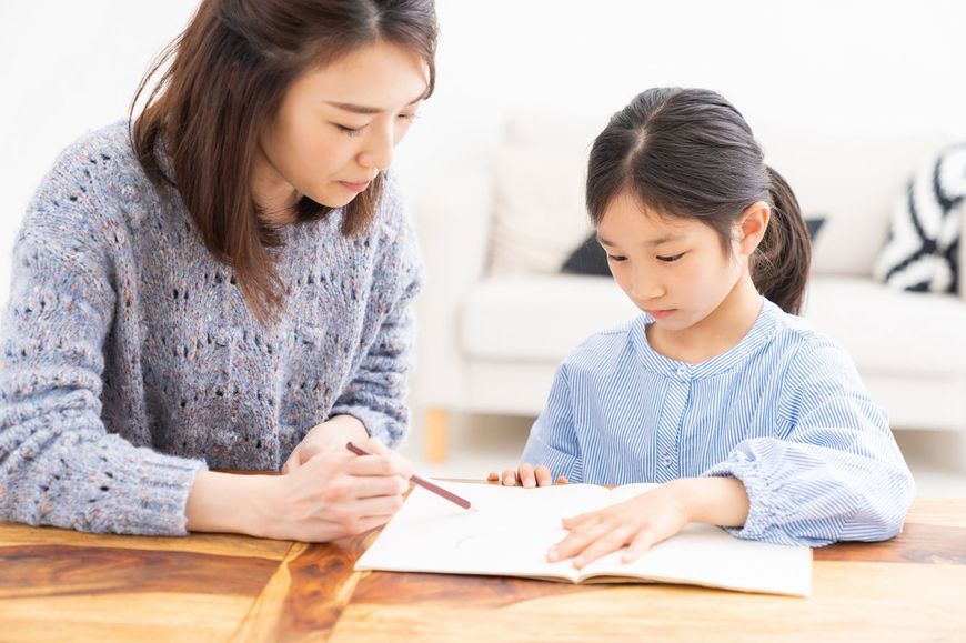 勉強する親と娘