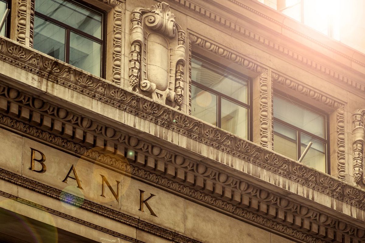 銀行が入っているのは、重厚感のある建築