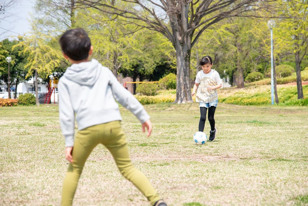 公園で遊ぶ子ども