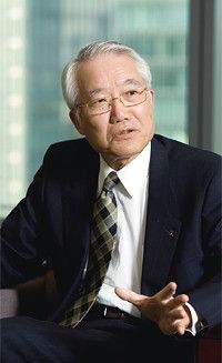 <strong>三菱電機 取締役会長 野間口 有</strong>●1940年、鹿児島県生まれ。65年京都大学大学院理学研究科修士課程修了後、同社入社。情報システム研究所長、その後、常務取締役開発本部長、社長を経て2006年から現職。知財戦略に関しても見識の高い重鎮である。