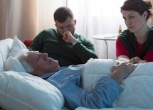 突然親が倒れたら何がいくらかかるのか