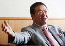 <strong>ニトリホールディングス 社長 似鳥 昭雄</strong> にとり・あきお●1944年、樺太（サハリン）生まれ。66年北海学園大学経済学部卒業。広告会社社員を経て、67年「似鳥家具店」を創業。85年社名を「ニトリ」に変更。2002年東証一部に上場。04年中国に物流センターを開設。07年台湾・高雄に海外1号店を開設。10年持株会社体制へ移行し、ニトリホールディングスに社名変更。同社は11年2月期まで24期連続で増収増益を記録している。