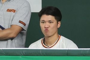 ベンチで試合を見る巨人の坂本勇人＝2022年9月20日、東京ドーム