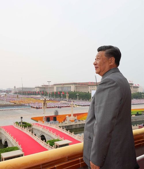 中国共産党創立100周年祝賀大会で重要演説を行った習近平国家主席=2021年7月1日、天安門城楼(新華社=中国通信)