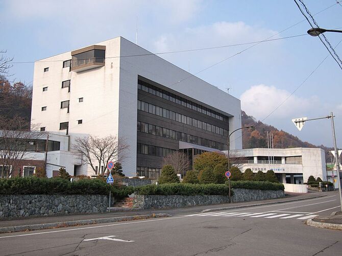 夕張市役所（北海道夕張市）（写真＝PD-self／Wikimedia Commons）