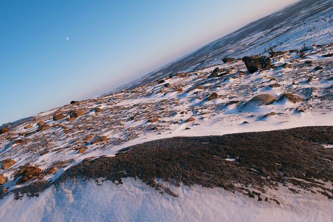 北極の極夜の氷の岩からの眺め