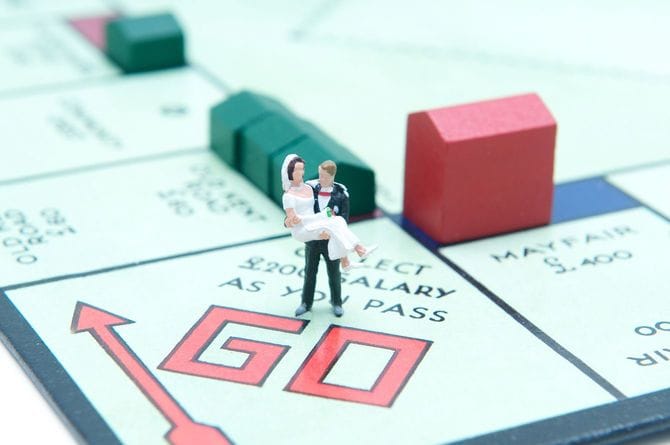 ボードゲームで結婚のマスの目の上にいるカップル