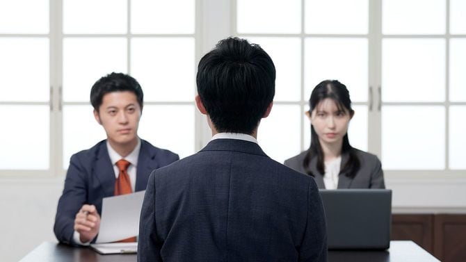 面接を受けるビジネスマン