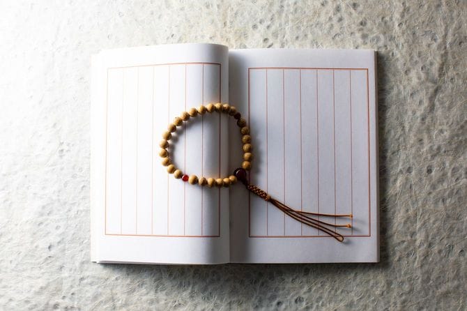 芳名帳の上に置かれた数珠