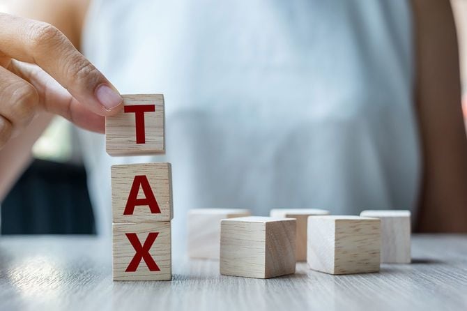 TAXと書かれた木製ブロック