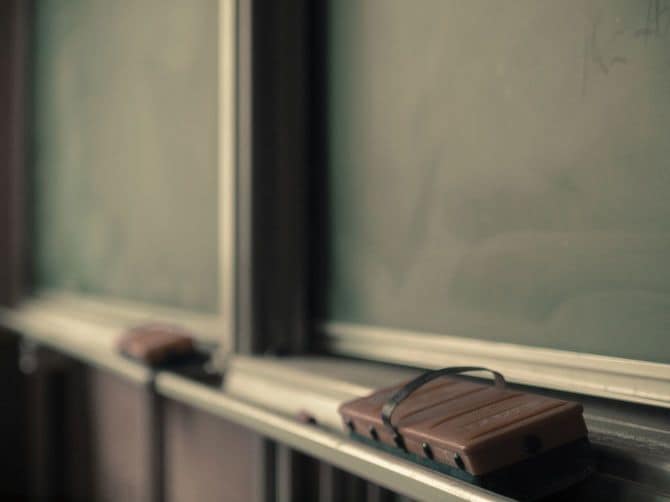 教室の黒板と黒板消し