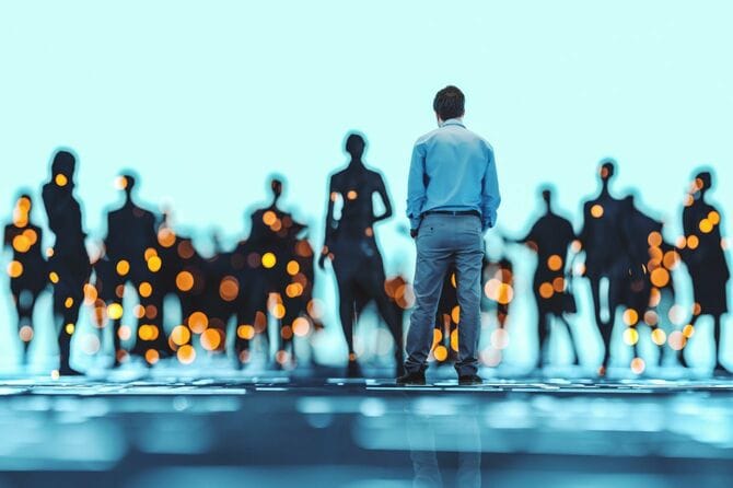 仮想空間に立つビジネスマン