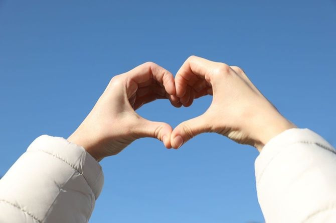 ハート型を作る人の手