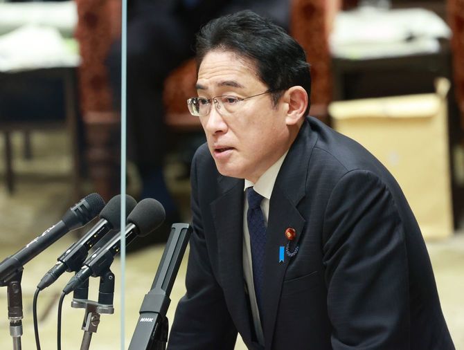 衆院予算委員会で答弁する岸田文雄首相
