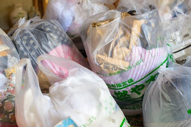 積み上げられたゴミ袋