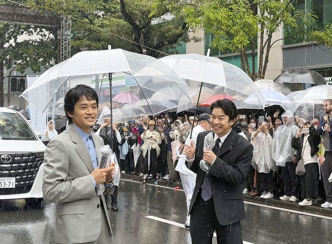 「博多どんたく港まつり」に登場した俳優の仲野太賀(右、「豊臣兄弟!」秀長役)と池松壮亮(秀吉役)=2026年5月3日、福岡市