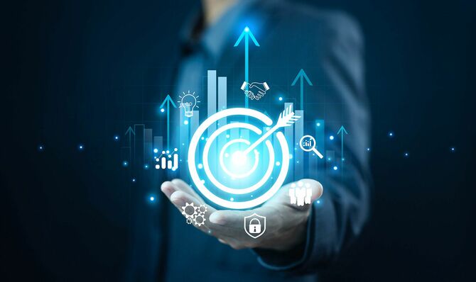 掌の上に的と上向き矢印のイメージ