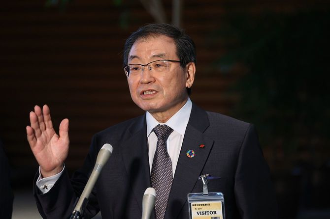 菅義偉首相と経済団体の新型コロナウイルスワクチンの職域接種に関する意見交換終了後、記者団の質問に答える経団連の十倉雅和会長