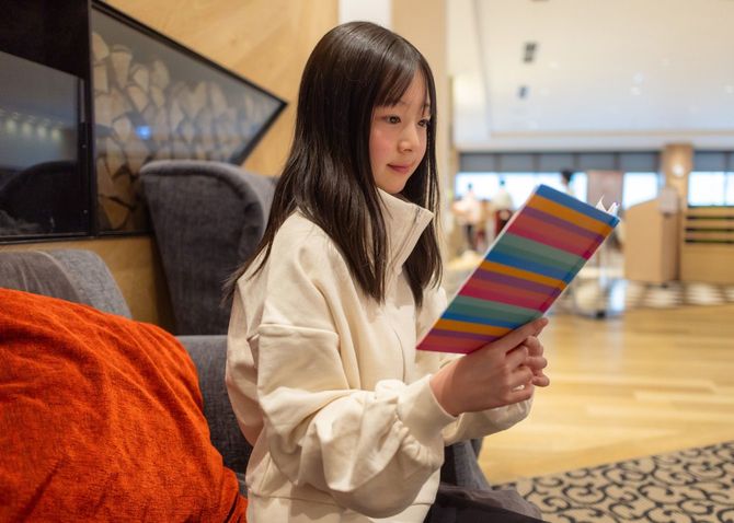 ホテルのロビーで本を読む女の子