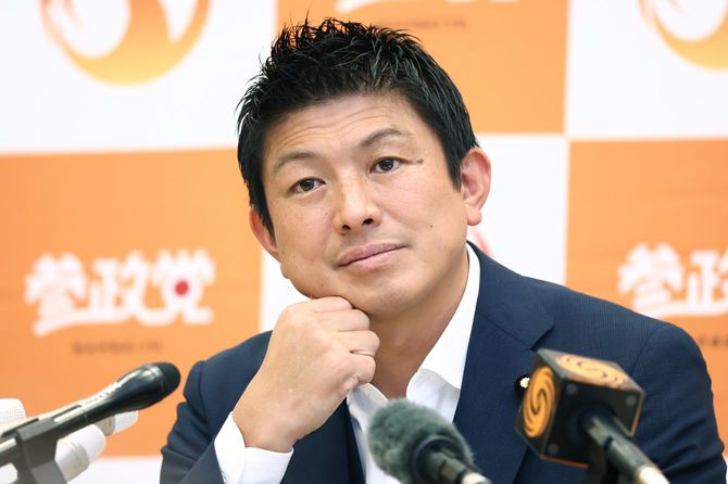 記者会見する参政党の神谷宗幣代表=2025年7月22日、国会内