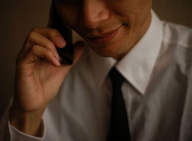 呼び出す男性詐欺画像