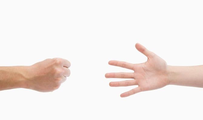 じゃんけんする男女の手