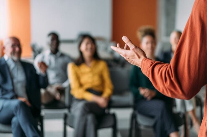 会議中の専門家のチーム