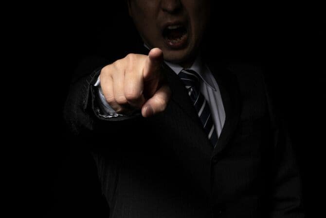 指をさして怒鳴るビジネスマン