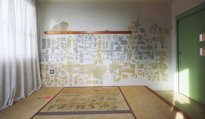 筆などを使って壁に描くのではなく、唾液と爪で壁をけずり描かれた壁画「無題」勝山直斗作。アール・ブリュット2020特別展「満天の星に、創造の原石たちも輝く」は、東京都渋谷公園通りギャラリーで12月6日まで開催中(たかはしじゅんいち=撮影)。