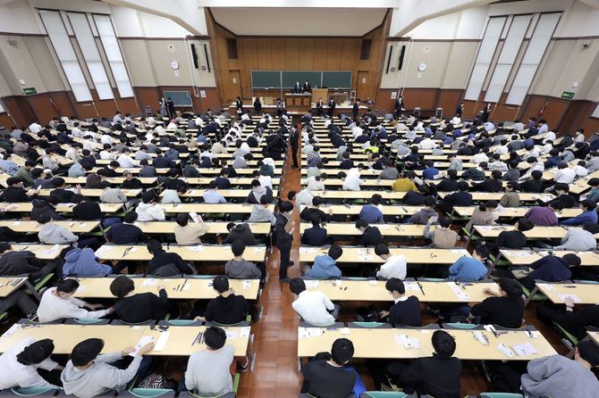 大学受験／試験開始を待つ受験生