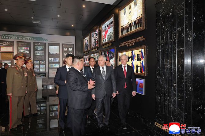 2026年4月26日、平壌の海外軍事作戦戦闘偉勲記念館を見て回る金正恩朝鮮労働党総書記(前列左)とロシアのウォロジン下院議長(同中央)、ベロウソフ国防相(同右)