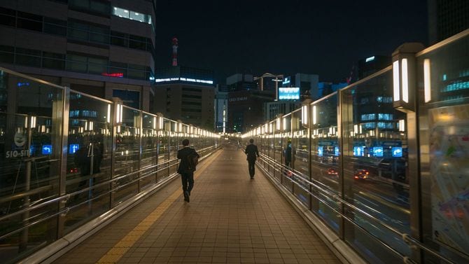 長時間勤務を終えて帰途に就く男性