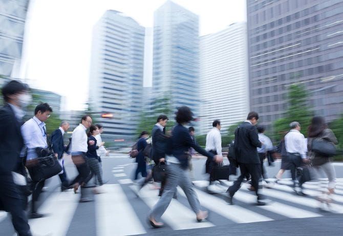 信号を渡る日本のビジネスマン