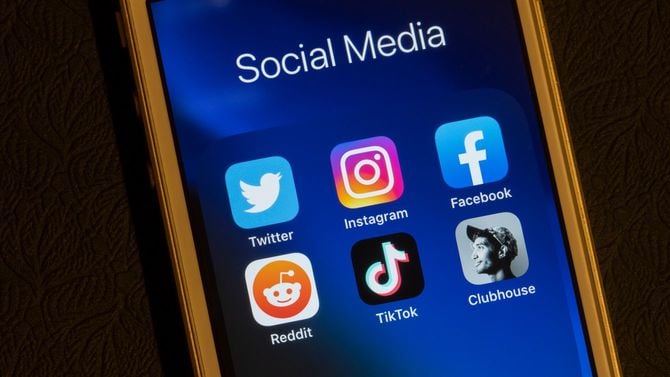 ソーシャルメディアアプリのアイコンが並ぶスマホ画面