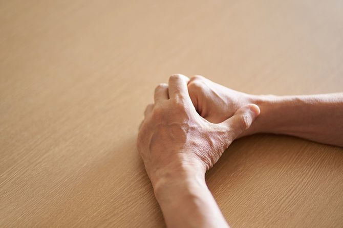 不安な高齢者の手