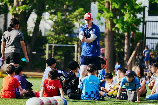 マルバーン体験会でラグビーを教わる参加者たち(2023年5月20日)。