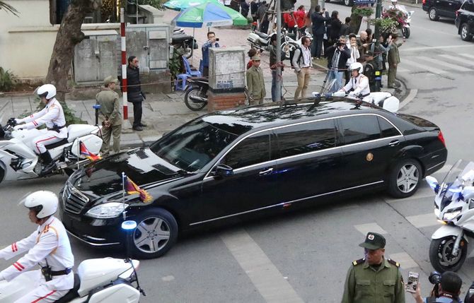 北朝鮮の金正恩委員長を乗せたドイツ製の高級車=2019年2月26日、ベトナム・ハノイ