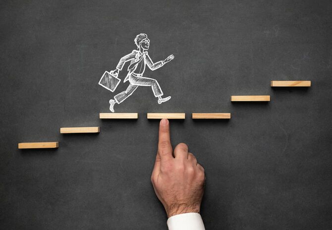 ビジネスマンが階段を上がっていくイラスト