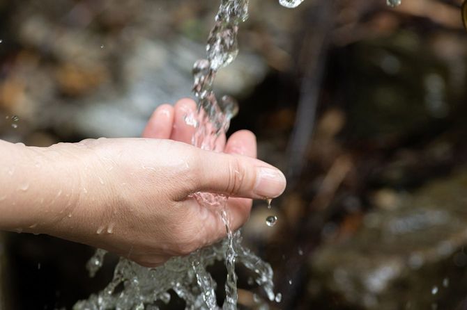 湧き水を受ける手