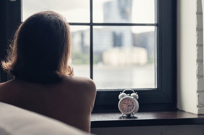 窓の外を眺めている人