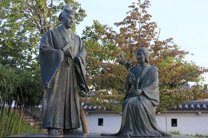 細川忠興とガラシャの像