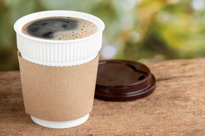 テイクアウト用カップに入ったコーヒー