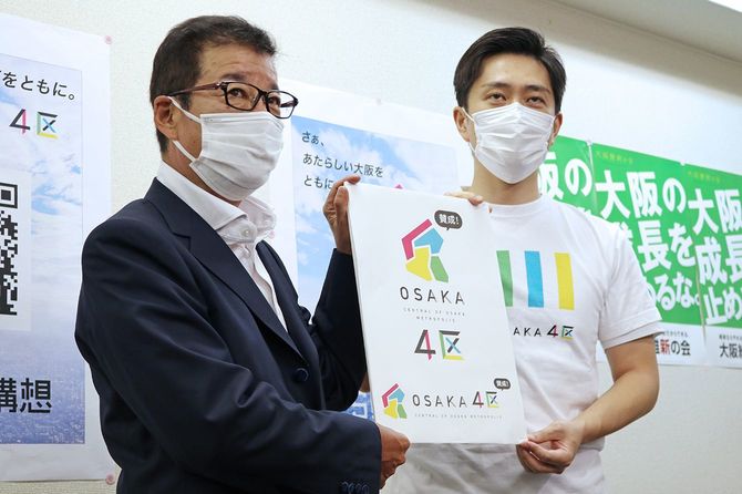 地域政党「大阪維新の会」の全体会議後、取材に応じる松井一郎代表(左、大阪市長)と吉村洋文代表代行(大阪府知事)